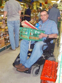 Gerry Price at the grocery store using the Lapshopper 